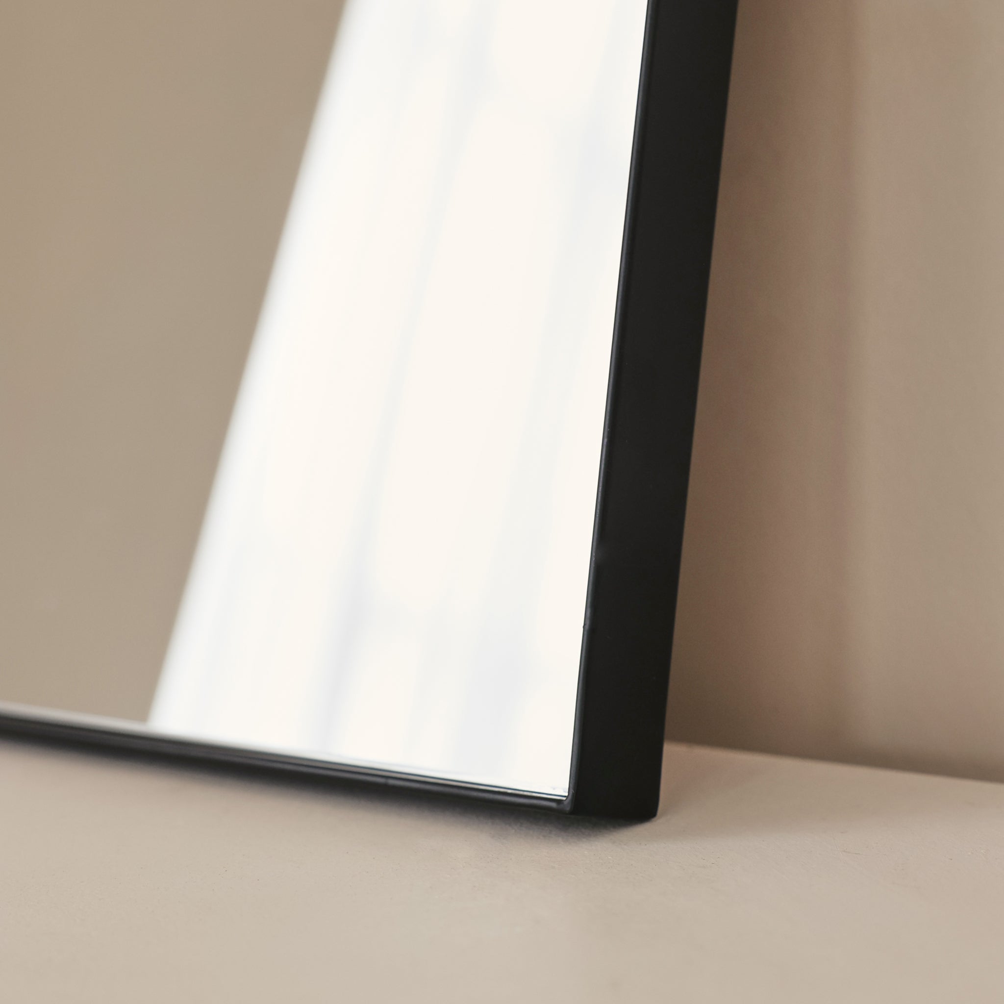 Miroir Mural Rectangulaire Theo en Métal Noir - 40x30 cm Havenly